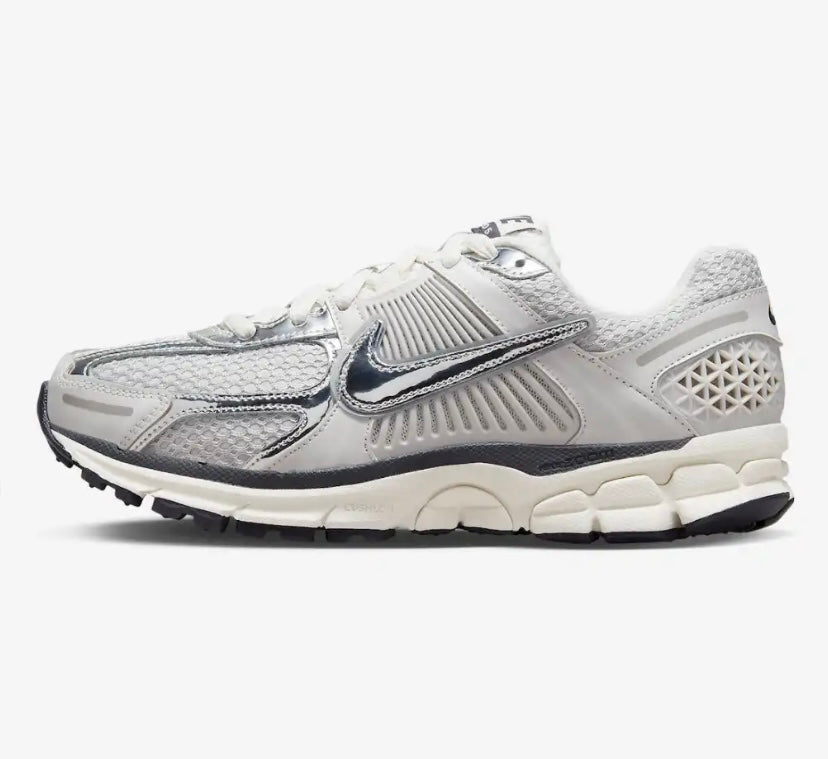 Nike Zoom Vomero 5 Photon Dust Metallic Zilver